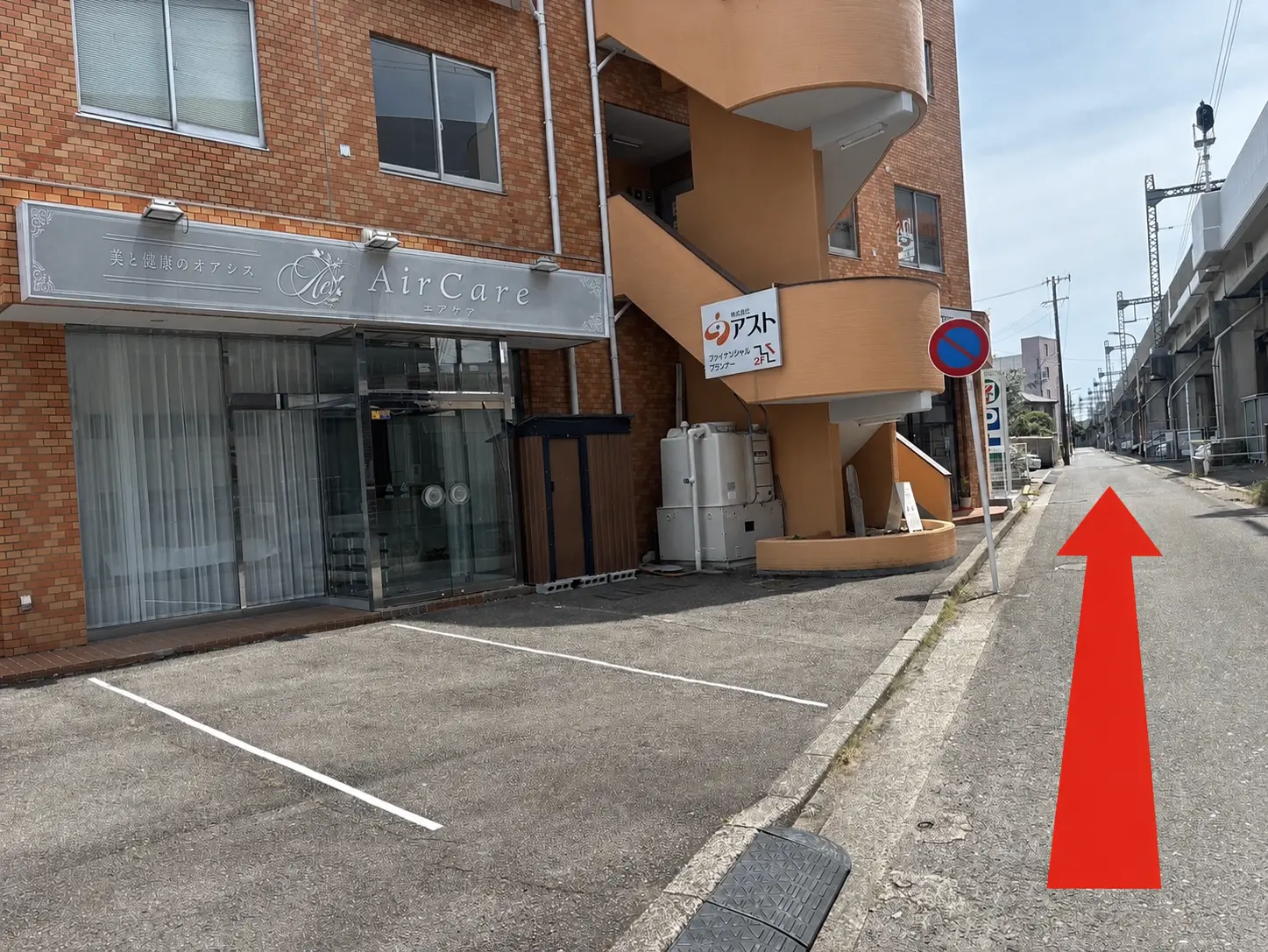 店舗前の道路を直進